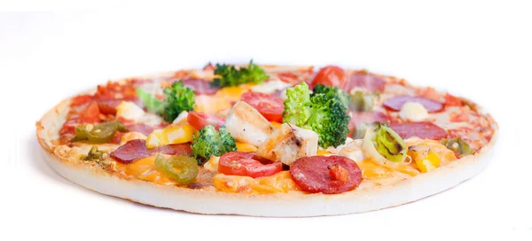 Pizza fresca con pollo y brócoli — Foto de Stock