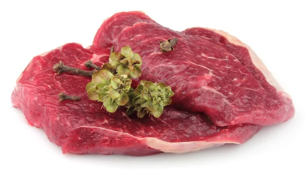 Carne crua com especiarias secas — Fotografia de Stock