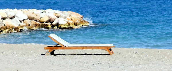 Chaise lounge in legno — Foto Stock