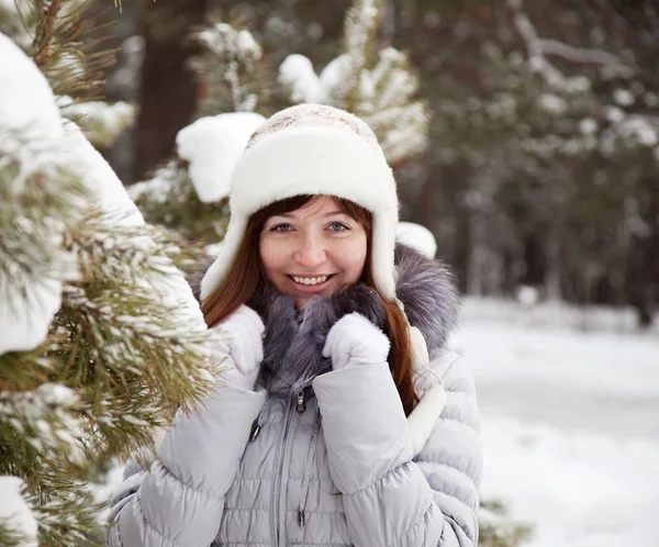 Buiten winter portret van vrouw — Stockfoto