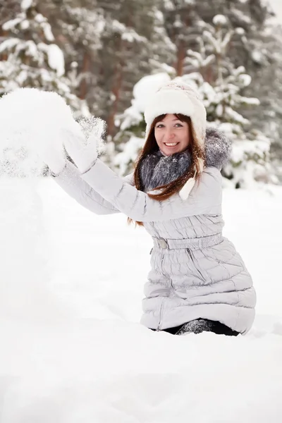Donna che lancia neve — Foto Stock