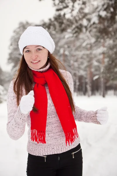 Meisje trainingen in winter park — Stockfoto