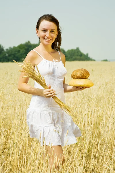 Mädchen mit Brot und Weizen — Stockfoto