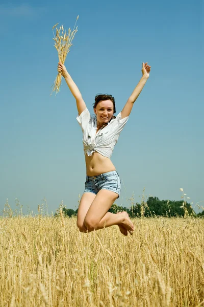 Chica saltando con espiga de trigo —  Fotos de Stock