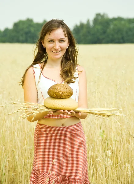 Chica con pan en el campo —  Fotos de Stock