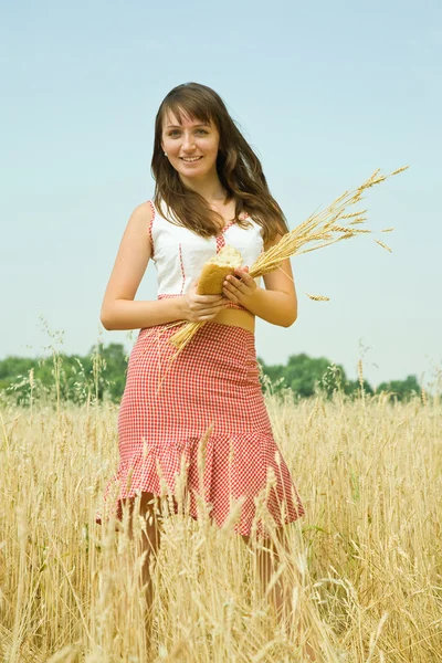 Meisje met brood — Stockfoto