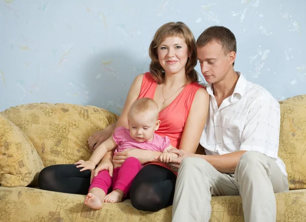 홈 인테리어에 아기와 부모 — 스톡 사진