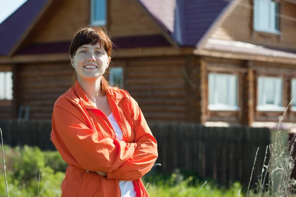 Happy woman in front of her residence — Stock Photo, Image
