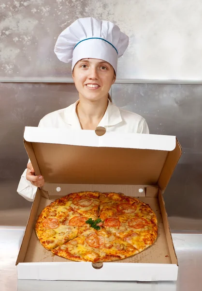 Vrouwelijke kok met pizza — Stockfoto