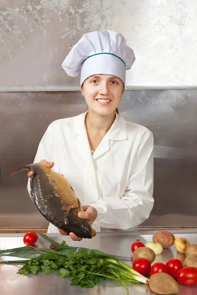 Cook žena s kapry ryby — Stock fotografie