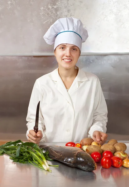 Kobieta kucharz z karpia — Zdjęcie stockowe