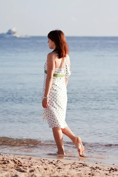 Mulher andando na praia do mar — Fotografia de Stock