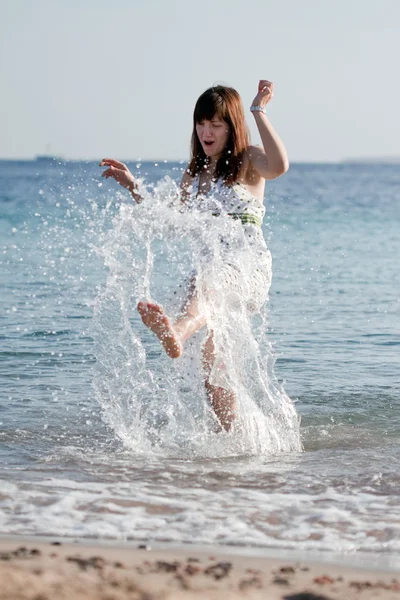 Szczęśliwa kobieta na wybrzeżu Morza — Zdjęcie stockowe