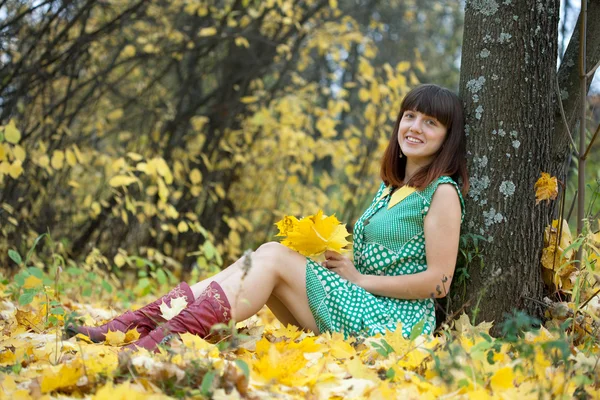 가을 공원의 여자들 — 스톡 사진