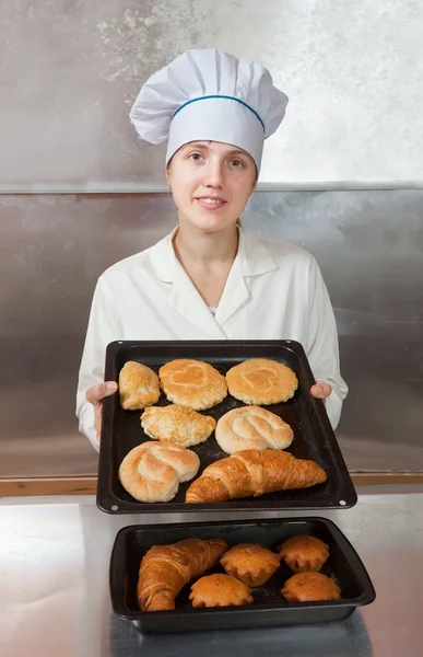 Bäcker mit frischem Backen — Stockfoto