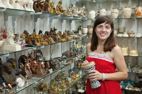 Turist väljer souvenir i egyptiska shop — Stockfoto