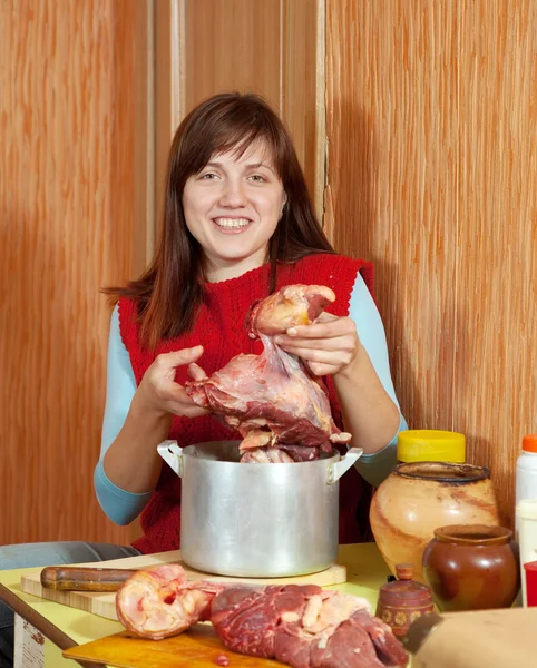 生の牛肉を持つ女性 — ストック写真