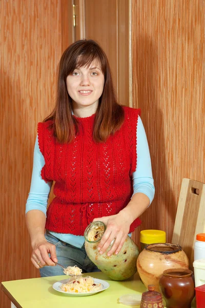 酢漬けのキャベツの缶を持つ女性 — ストック写真