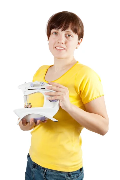 Kadın beyaz dikiş makinesi ile — Stok fotoğraf