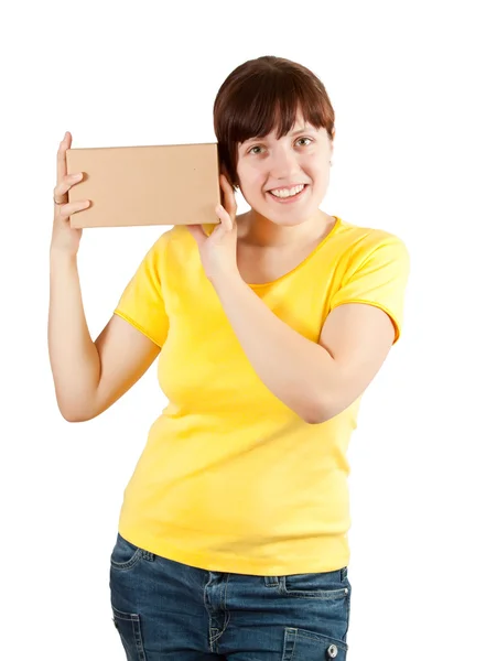 Молода жінка тримає картонну коробку — стокове фото