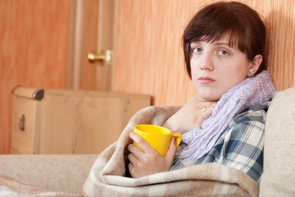 Illness woman drinking hot tea — Stock Photo, Image