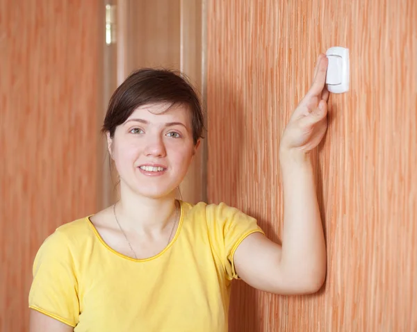 Woman turning off the light switch — Stock Photo, Image