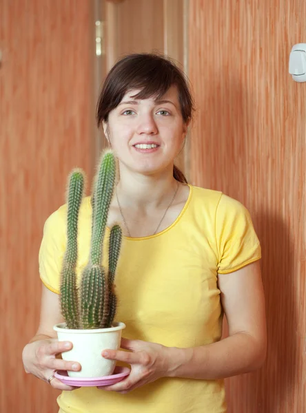 Flicka med kaktus i potten — Stockfoto