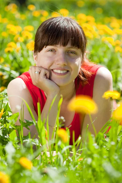 풀밭에서 행복 한 여자 — 스톡 사진
