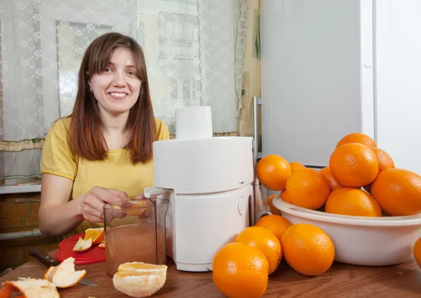 Mujer haciendo zumo de naranja fresco — Foto de Stock