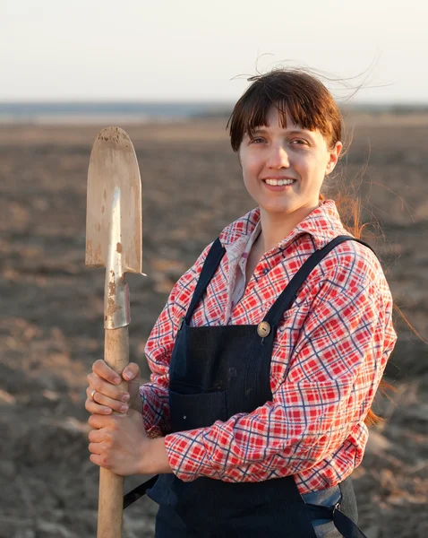 Vrouwelijke boer in geploegd veld — Stockfoto