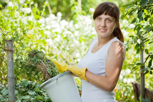 Agricultora feminina fazendo composto — Fotografia de Stock