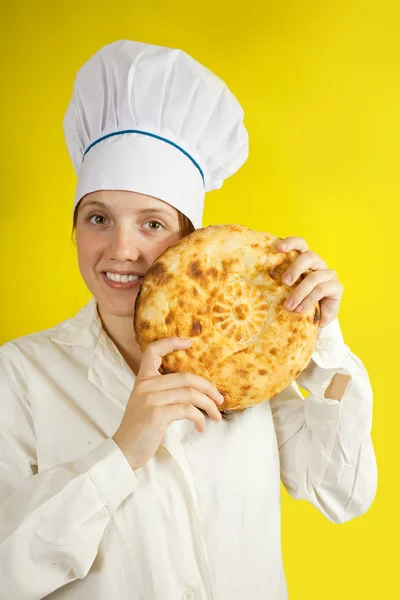 Пекарь со свежим хлебом — стоковое фото