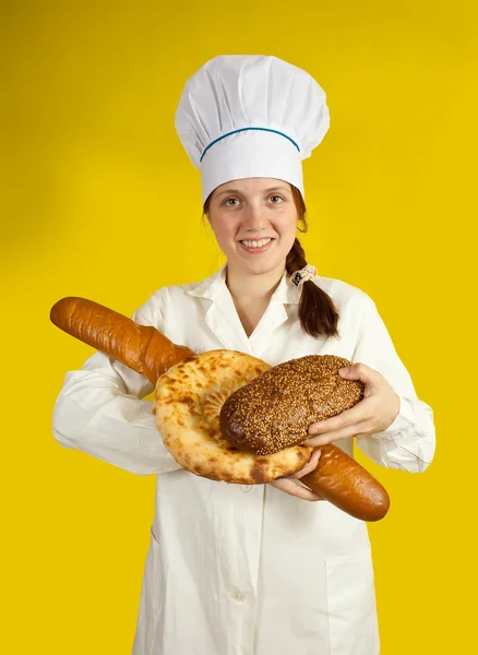 Panadero con las manos llenas de pan — Foto de Stock