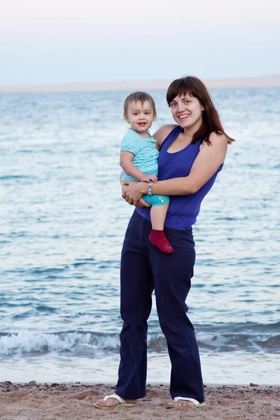 Sahilde yürümeye başlayan çocuk ile anne — Stok fotoğraf
