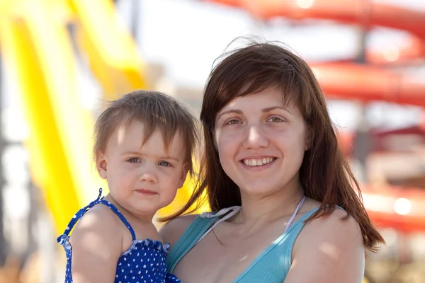 Ευτυχισμένη μητέρα με μικρό παιδί στο resort — Φωτογραφία Αρχείου