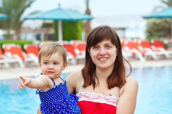 Gelukkig moeder met peuter in resort — Stockfoto