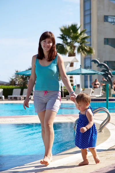 Felice madre con bambino al resort — Foto Stock