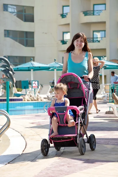 Mutter mit Kinderwagen zu Fuß am Urlaubsort — Stockfoto