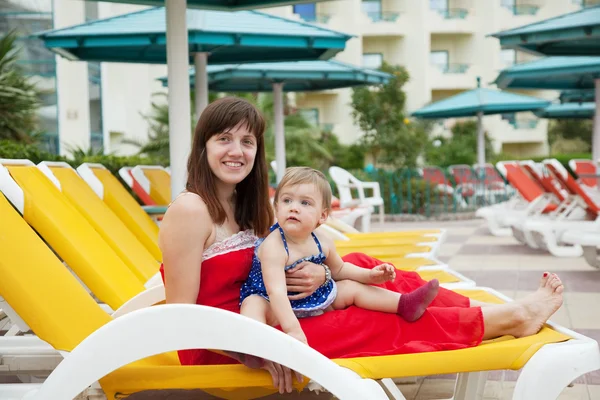 Mãe com a criança no resort — Fotografia de Stock