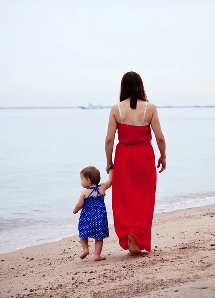 Mère avec tout-petit marchant sur la plage de sable — Photo