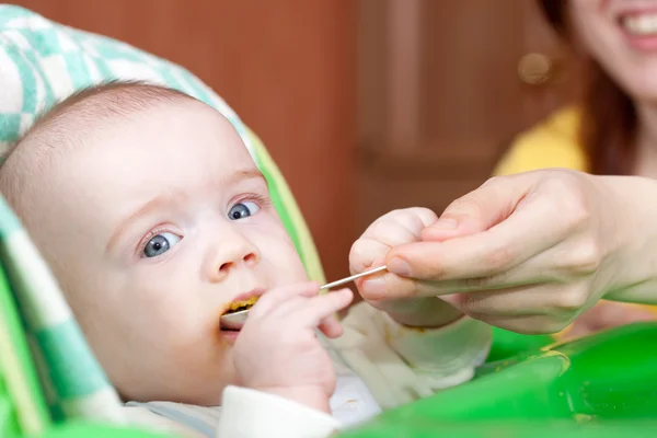 Mother feeding daughter with spoon — Stock Photo, Image