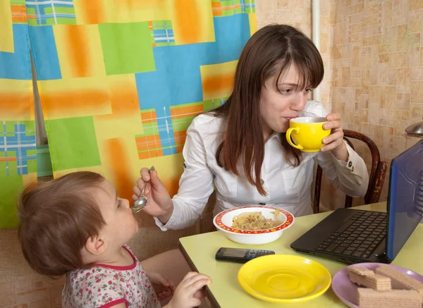 Anya és a gyermek eszik breakfast — Stock Fotó