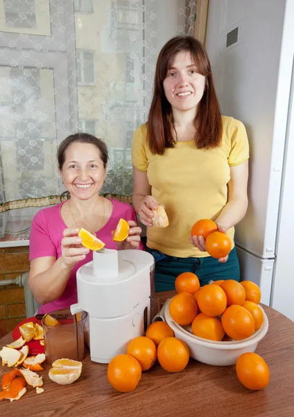 Женщины делают свежий апельсиновый сок — стоковое фото