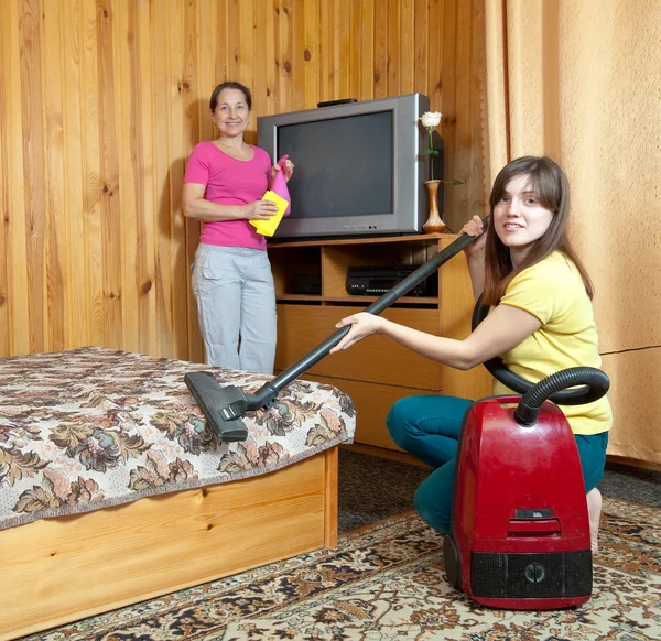 Familie is reinigt woonkamer — Stockfoto