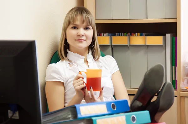 Zakenvrouw is ontspannen in office — Stockfoto