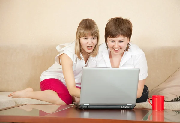 Mulheres maravilha com laptop — Fotografia de Stock