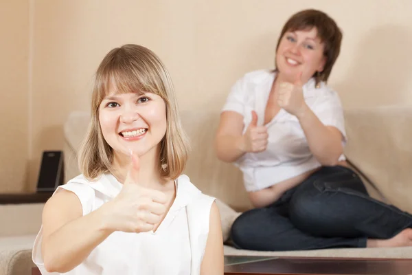 Šťastné ženy ukazující palec — Stock fotografie
