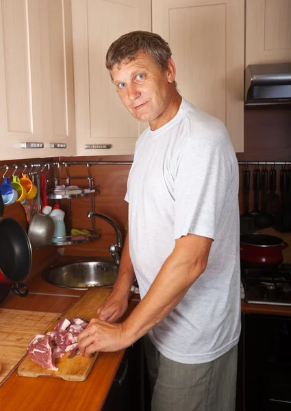 Homem cortando carne — Fotografia de Stock