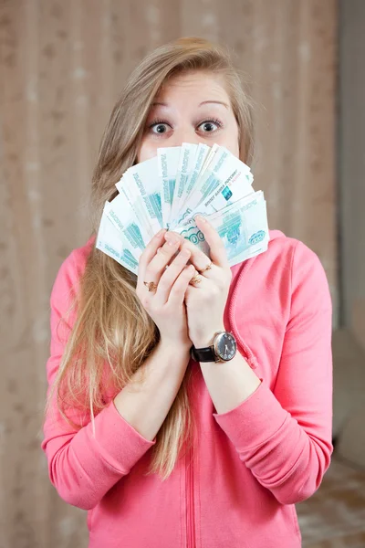 Šťastná dívka s mnoha rublů — Stock fotografie