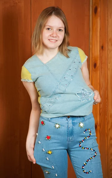Meisje toont beaded doek — Stockfoto